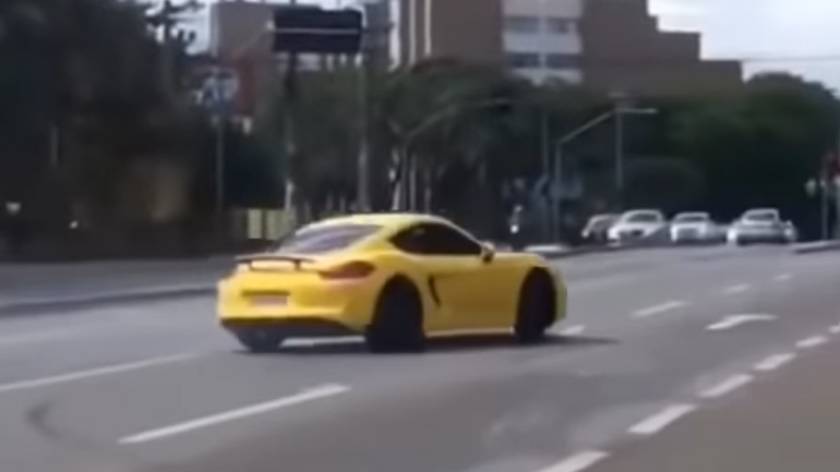 «Κάρφωσε» την Porsche στην πινακίδα!